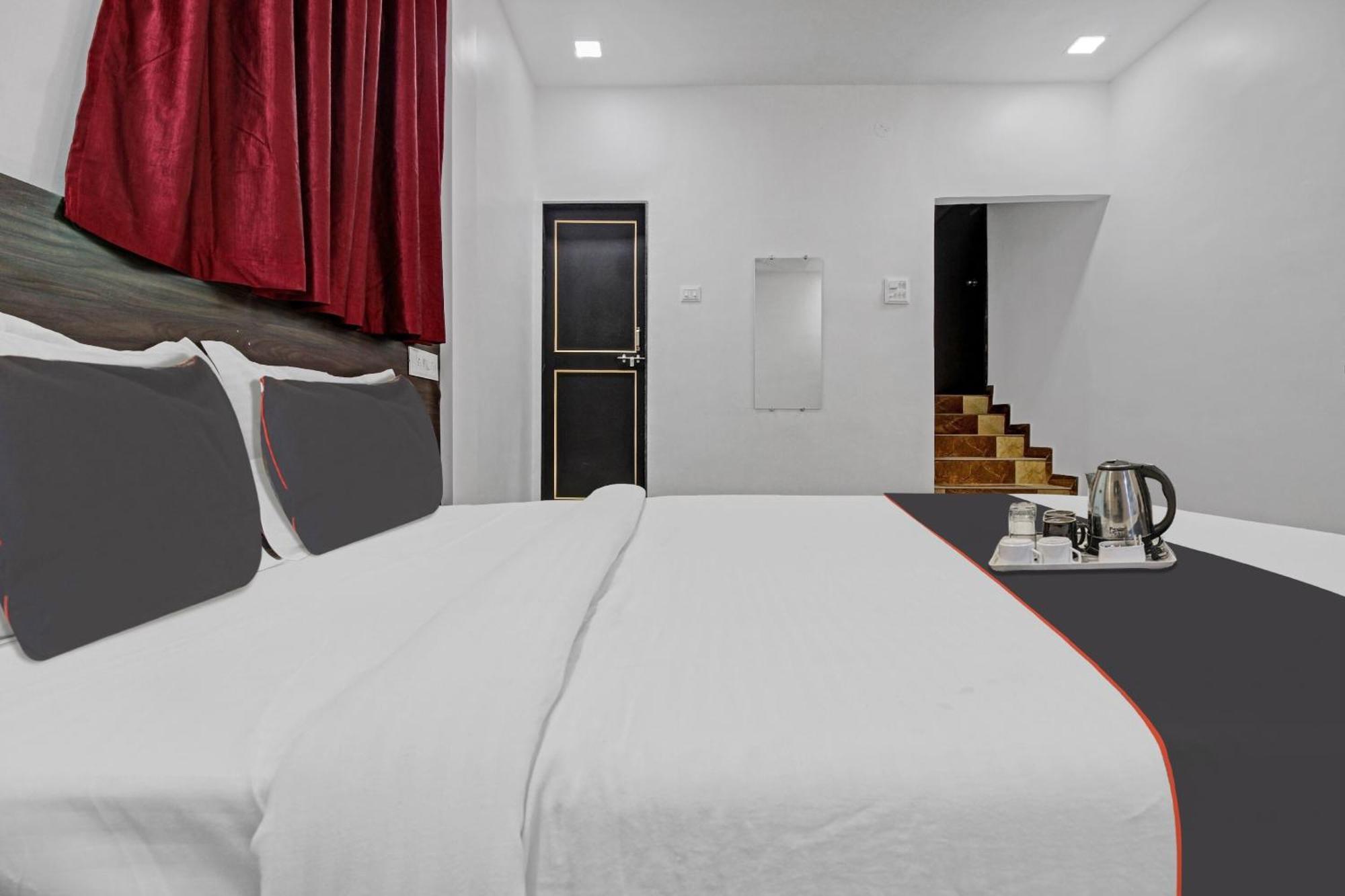 Collection O Sairaj Lodging & Boarding Hotel Shikrapur Buitenkant foto