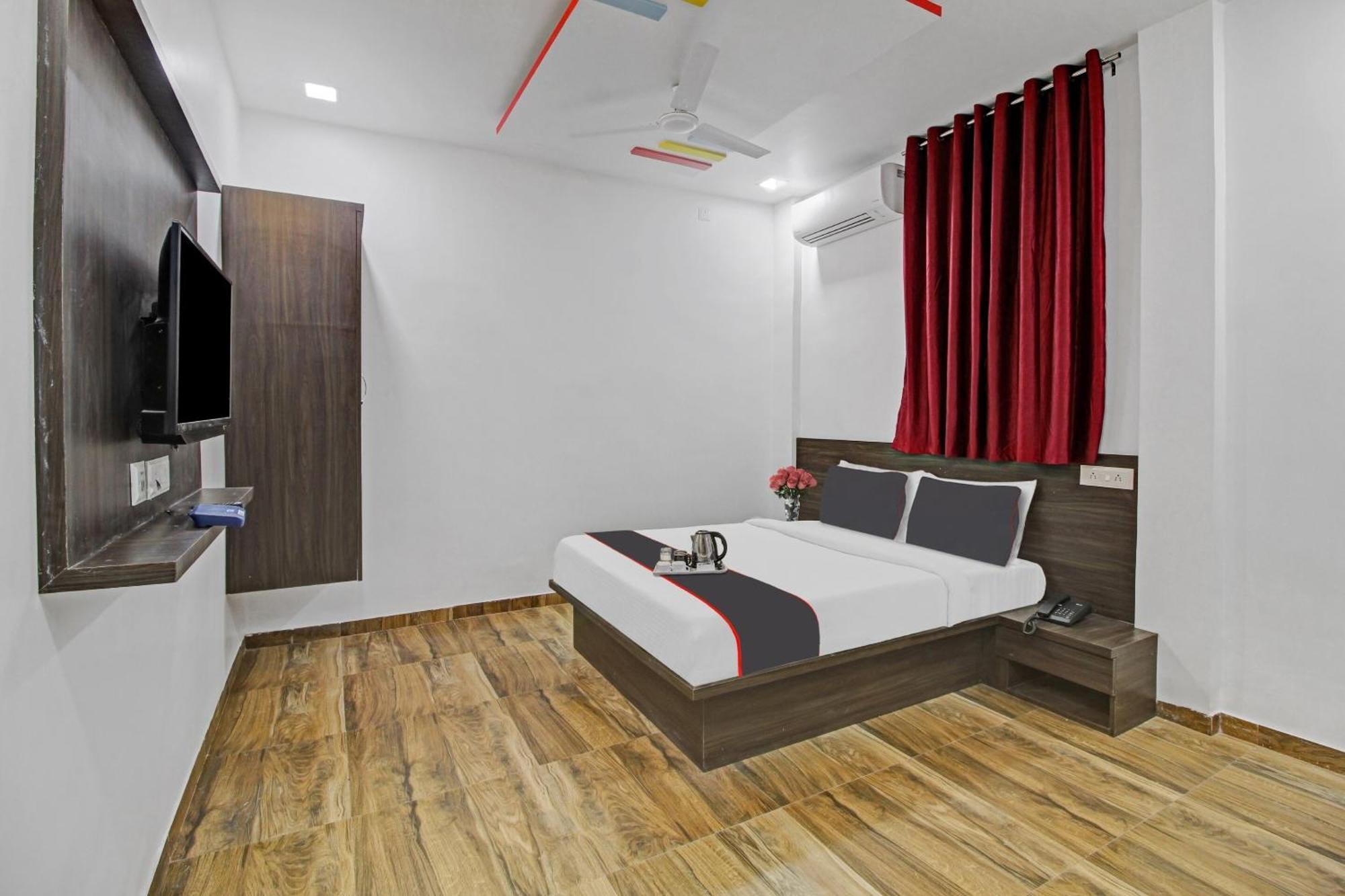 Collection O Sairaj Lodging & Boarding Hotel Shikrapur Buitenkant foto